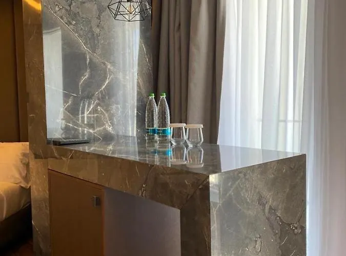 Klajdi & Ξενοδοχείο Golem (Tirana)