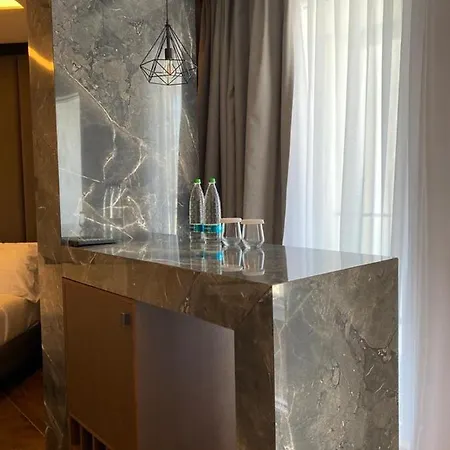 Klajdi & 호텔 골렘